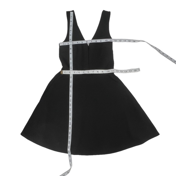 Forever 21 Black V-Neck Short Sleeve Mini Skater Dress Size Small Women’s - Picture 4 of 5